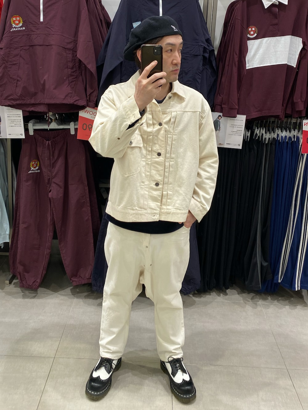 ホワイト系のデニムジャケット、その他のTシャツ/カットソー、ホワイト系のデニムパンツを着用したメンズの春コーディネートの3枚目の写真