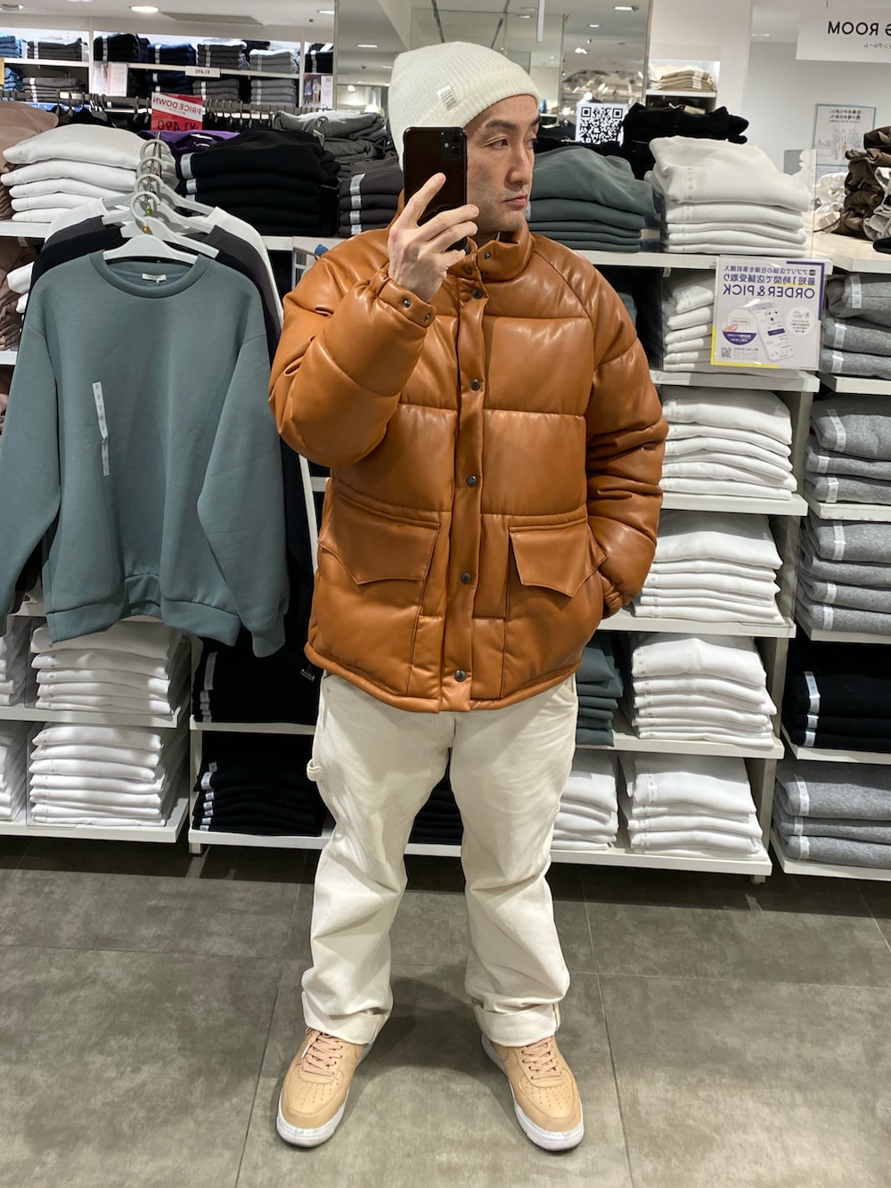 ブラウン系のダウンジャケット/コート、ホワイト系のその他パンツ、ベージュ系のスニーカーを着用したメンズの冬コーディネートの4枚目の写真