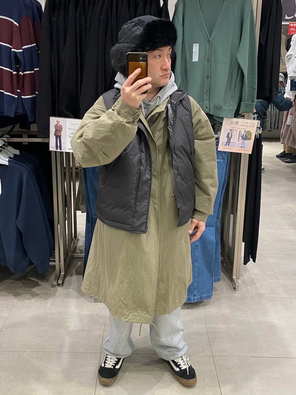 ブラック系のスニーカー、ブラック系のダウンベストを着用したメンズの冬コーディネートの2枚目の写真