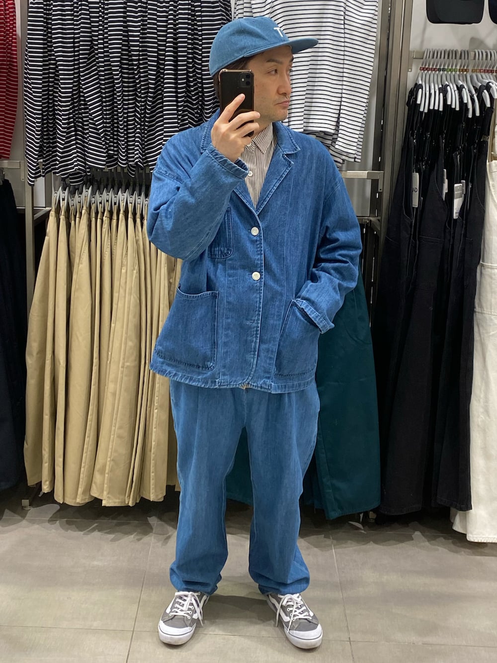 ホワイト系のシャツ/ブラウス、ブルー系のテーラードジャケット、グレー系のスニーカーを着用したメンズの春コーディネートの3枚目の写真