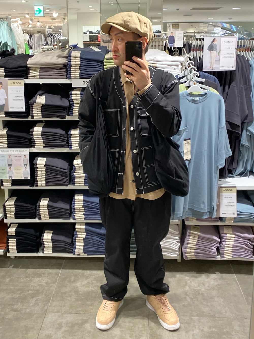 ベージュ系のシャツ/ブラウス、ブラック系のパンツ、ベージュ系のスニーカーを着用したメンズの春コーディネートの5枚目の写真