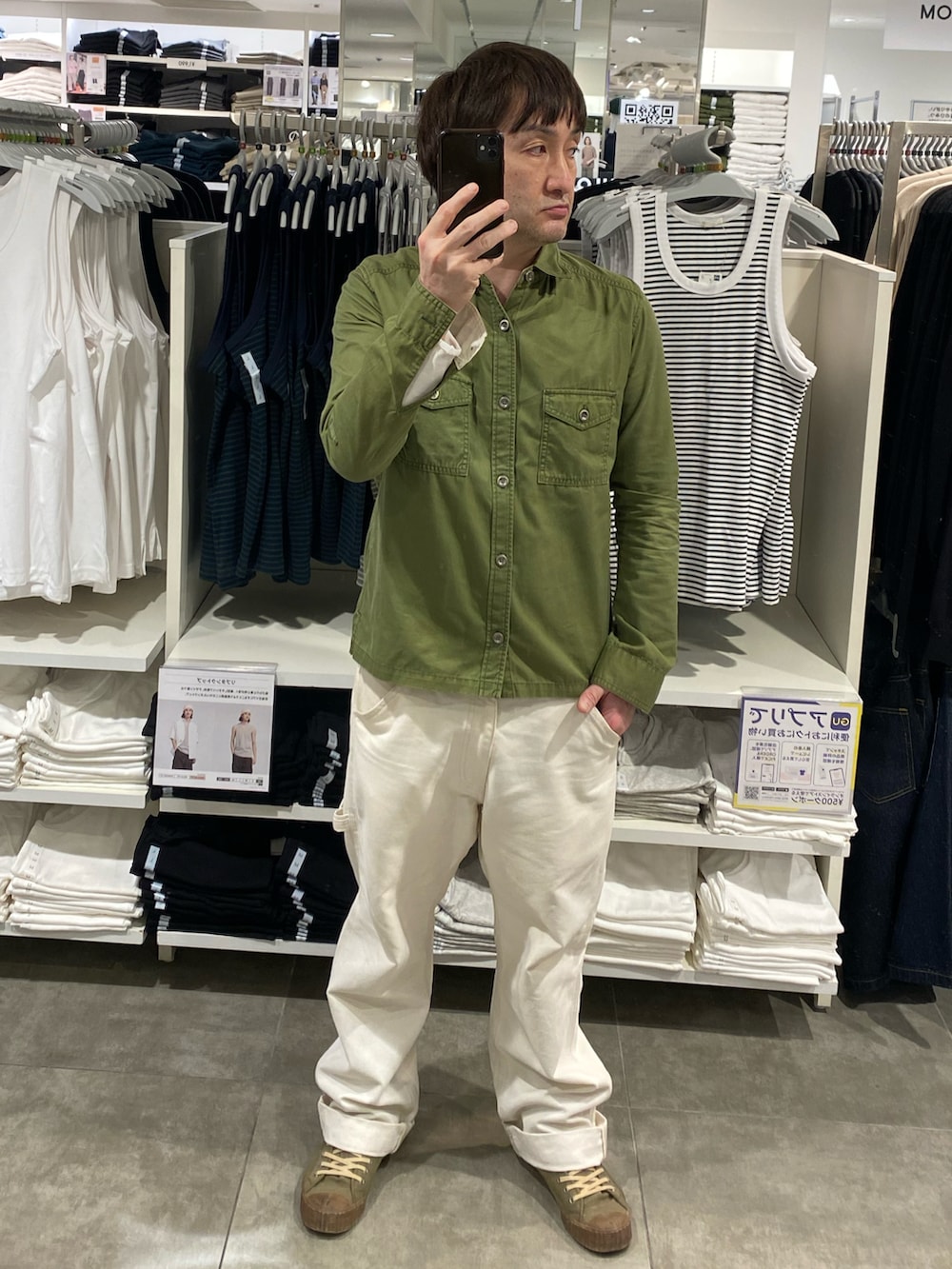 ホワイト系のカーゴパンツ、グリーン系のスニーカー、ホワイト系のハットを着用したメンズの夏コーディネートの3枚目の写真