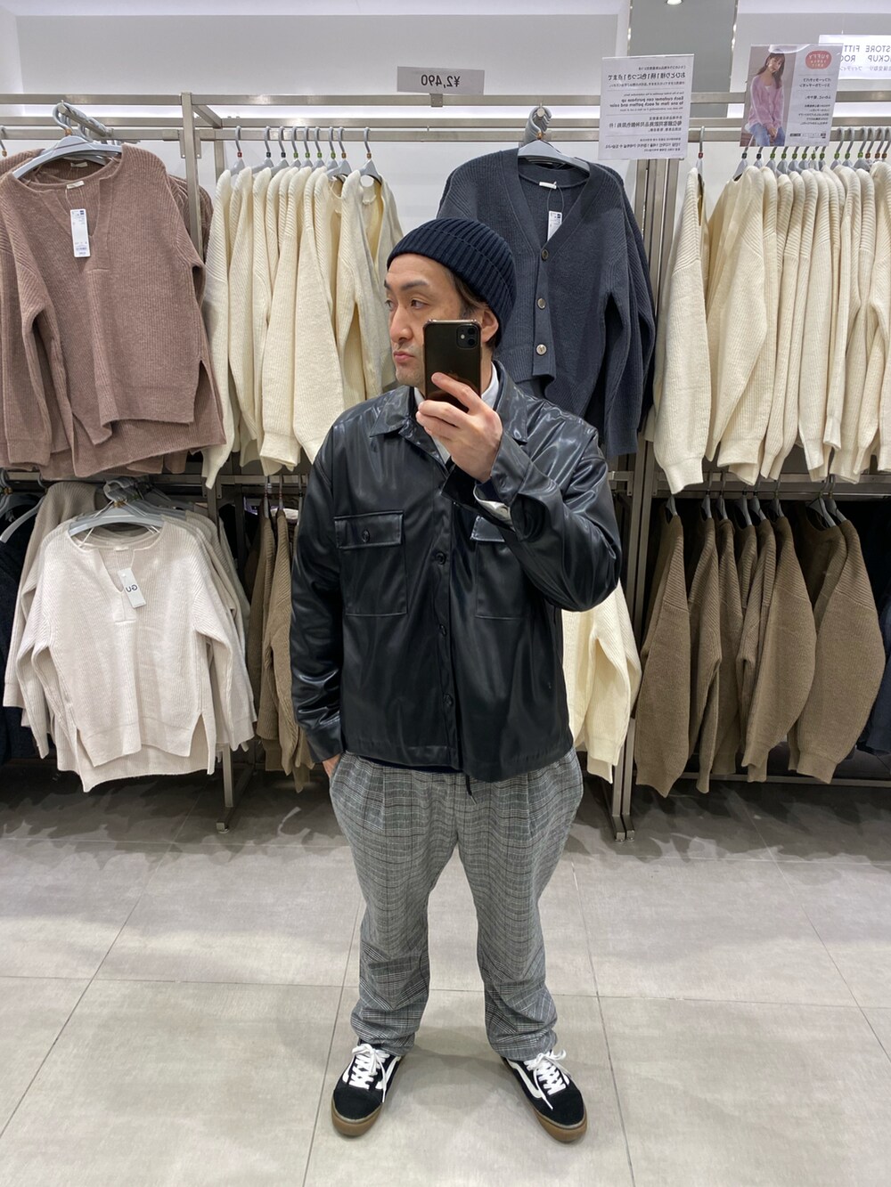 ブラック系のブルゾン、グレー系のパンツ、ブラック系のスニーカーを着用したメンズの冬コーディネートの4枚目の写真