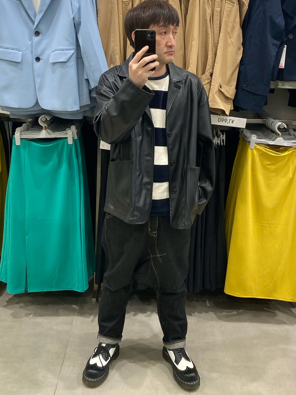 ブラック系のテーラードジャケット、ブルー系のデニムパンツ、ブラック系のドレスシューズを着用したメンズの春コーディネートの3枚目の写真