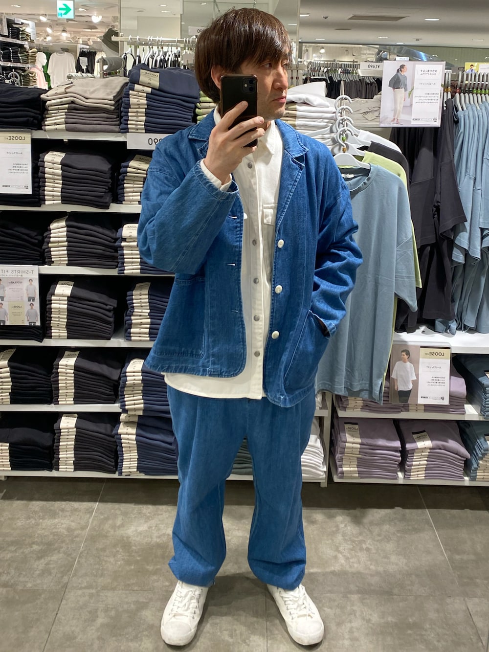 ブルー系のテーラードジャケット、ホワイト系のシャツ/ブラウス、ブルー系のその他パンツを着用したメンズの春コーディネートの4枚目の写真