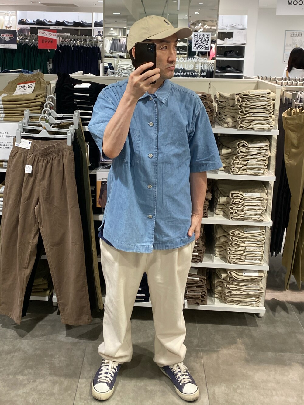 ホワイト系のスラックス、ブルー系のシャツ/ブラウス、ブルー系のTシャツ/カットソーを着用したメンズの秋コーディネートの2枚目の写真