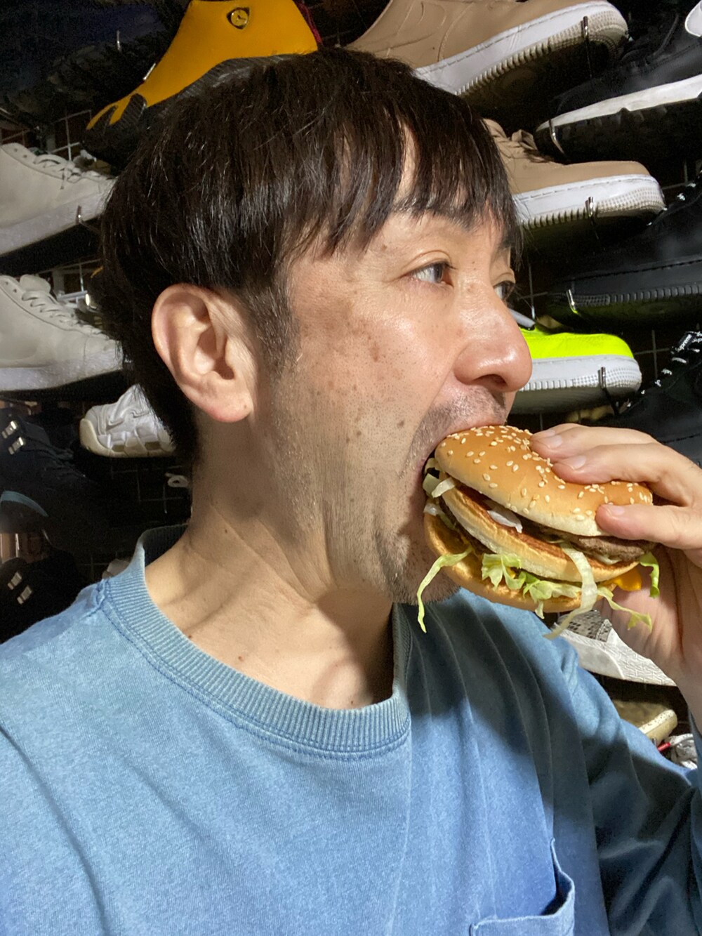 ブルー系のスウェットパンツ、レッド系のスニーカー、ブルー系のニットキャップ/ビーニーを着用したメンズの秋コーディネートの5枚目の写真