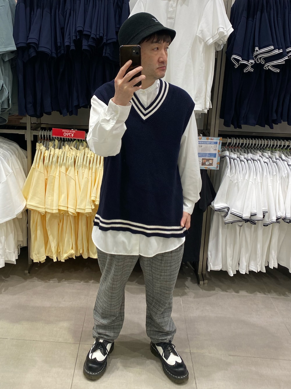 ブルー系のベスト、ホワイト系のシャツ/ブラウス、グレー系のパンツを着用したメンズの春コーディネートの2枚目の写真