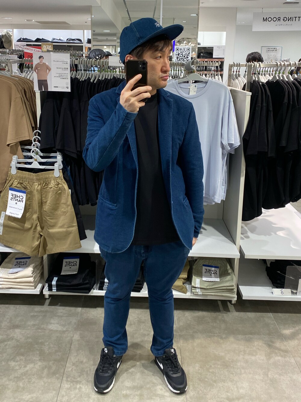 ブラック系のスウェット、ブルー系のテーラードジャケット、ブルー系のスウェットパンツを着用したメンズの春コーディネートの2枚目の写真