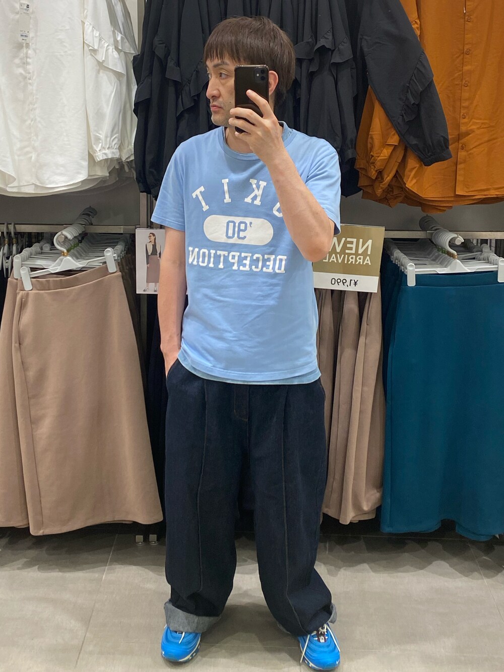 ブルー系のTシャツ/カットソー、ブルー系のデニムパンツ、ブルー系のスニーカーを着用したメンズの夏コーディネートの3枚目の写真