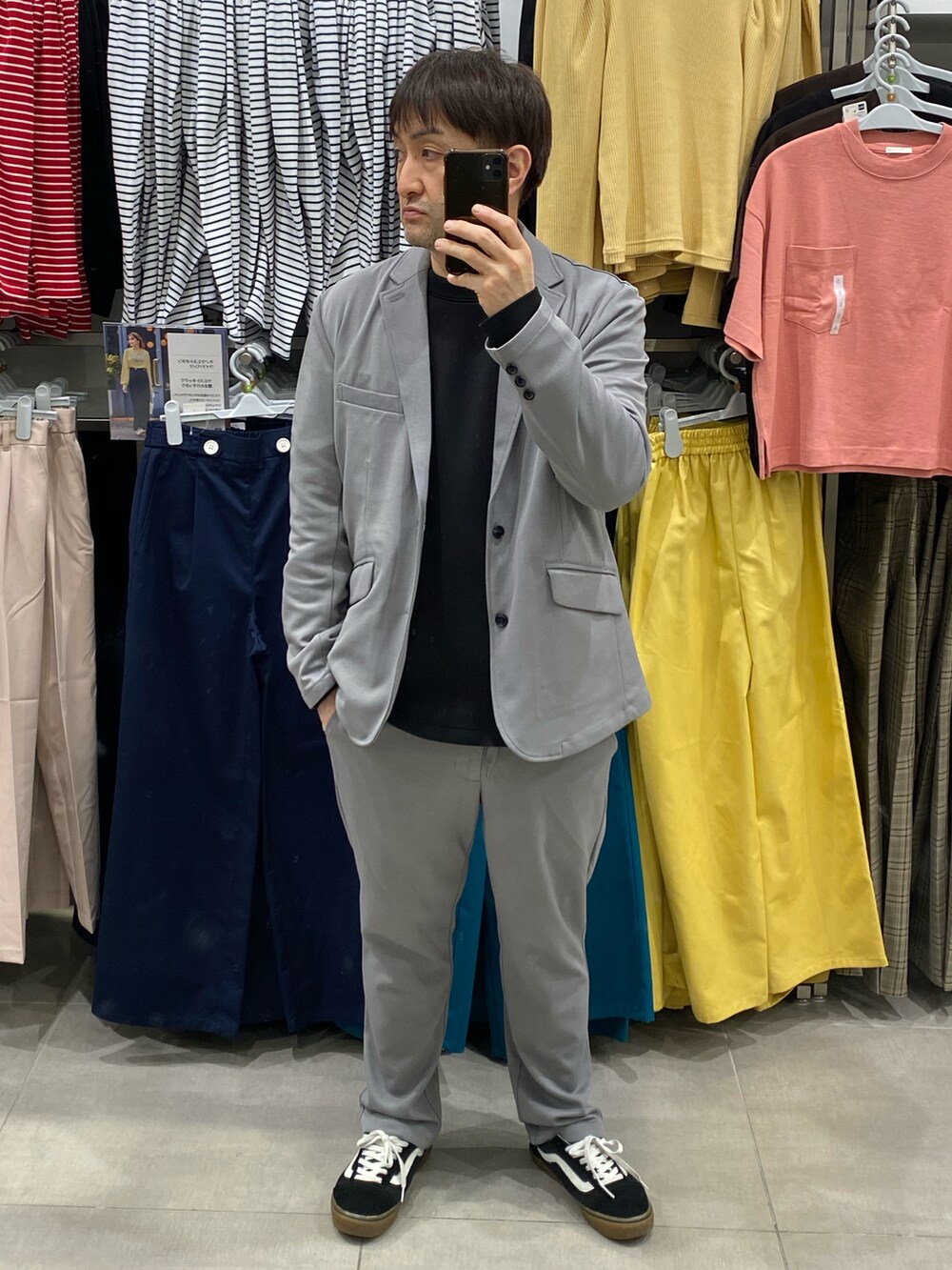 グレー系のセットアップ、ブラック系のスウェット、ブラック系のスニーカーを着用したメンズの春コーディネートの4枚目の写真