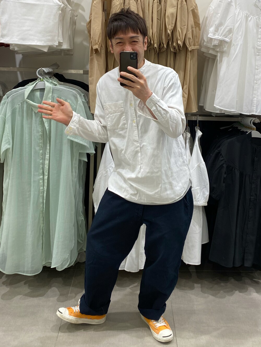 ホワイト系のシャツ/ブラウス、ブルー系のその他パンツ、オレンジ系のスニーカーを着用したメンズの春コーディネートの4枚目の写真