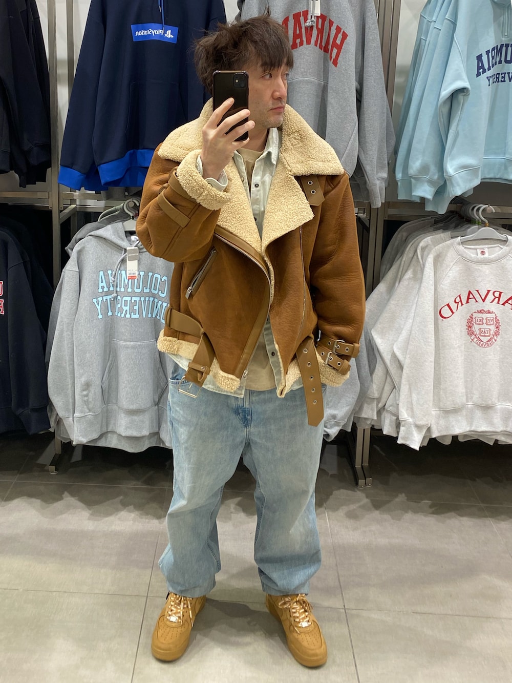 ブルー系のシャツ/ブラウス、ブラウン系のムートンコート、ブルー系のデニムパンツを着用したメンズの冬コーディネートの3枚目の写真