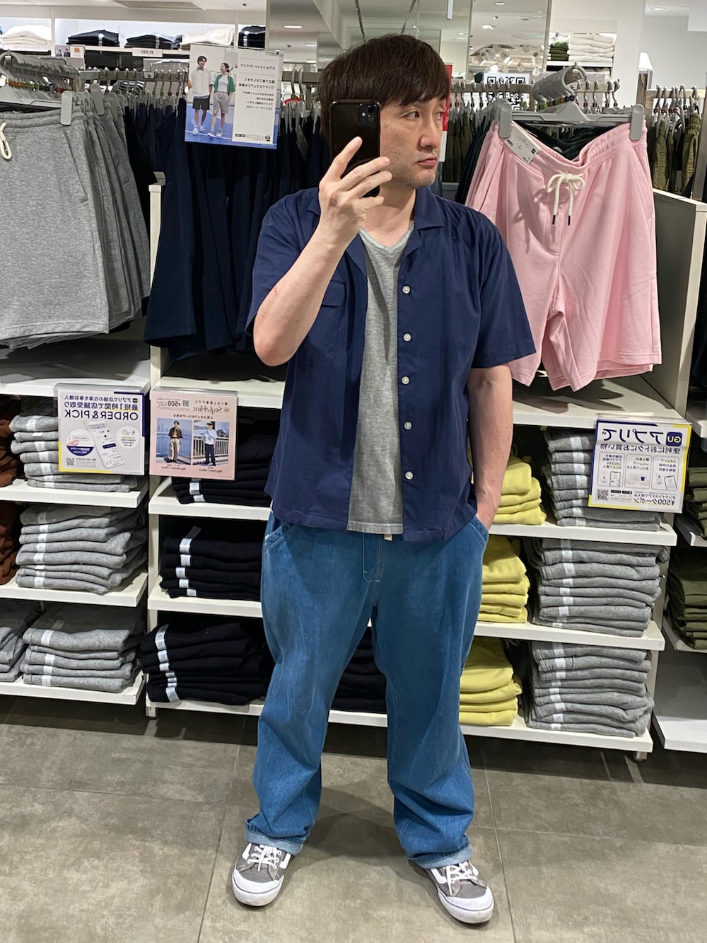 ブルー系のシャツ/ブラウス、ブルー系のデニムパンツ、グレー系のスニーカーを着用したメンズの夏コーディネートの3枚目の写真