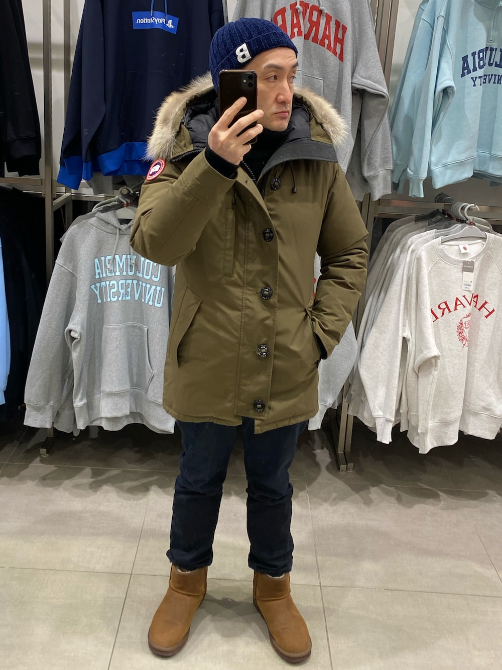 グリーン系のダウンジャケット/コート、ブルー系のデニムパンツ、ブラウン系のブーツを着用したメンズの冬コーディネートの4枚目の写真