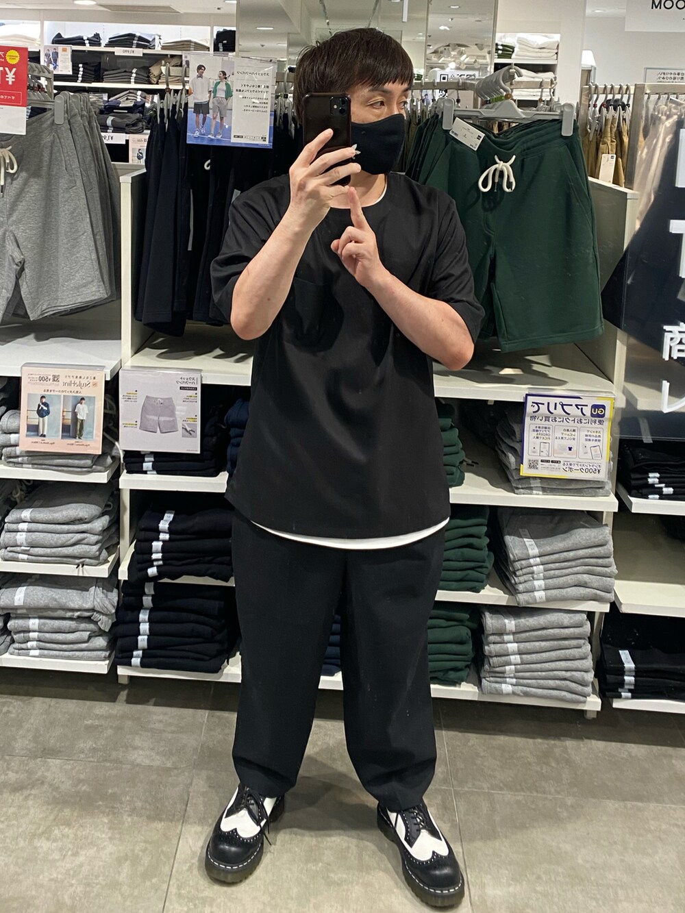 ブラック系のTシャツ/カットソー、ブラック系のスラックス、ブラック系のドレスシューズを着用したメンズの夏コーディネートの3枚目の写真