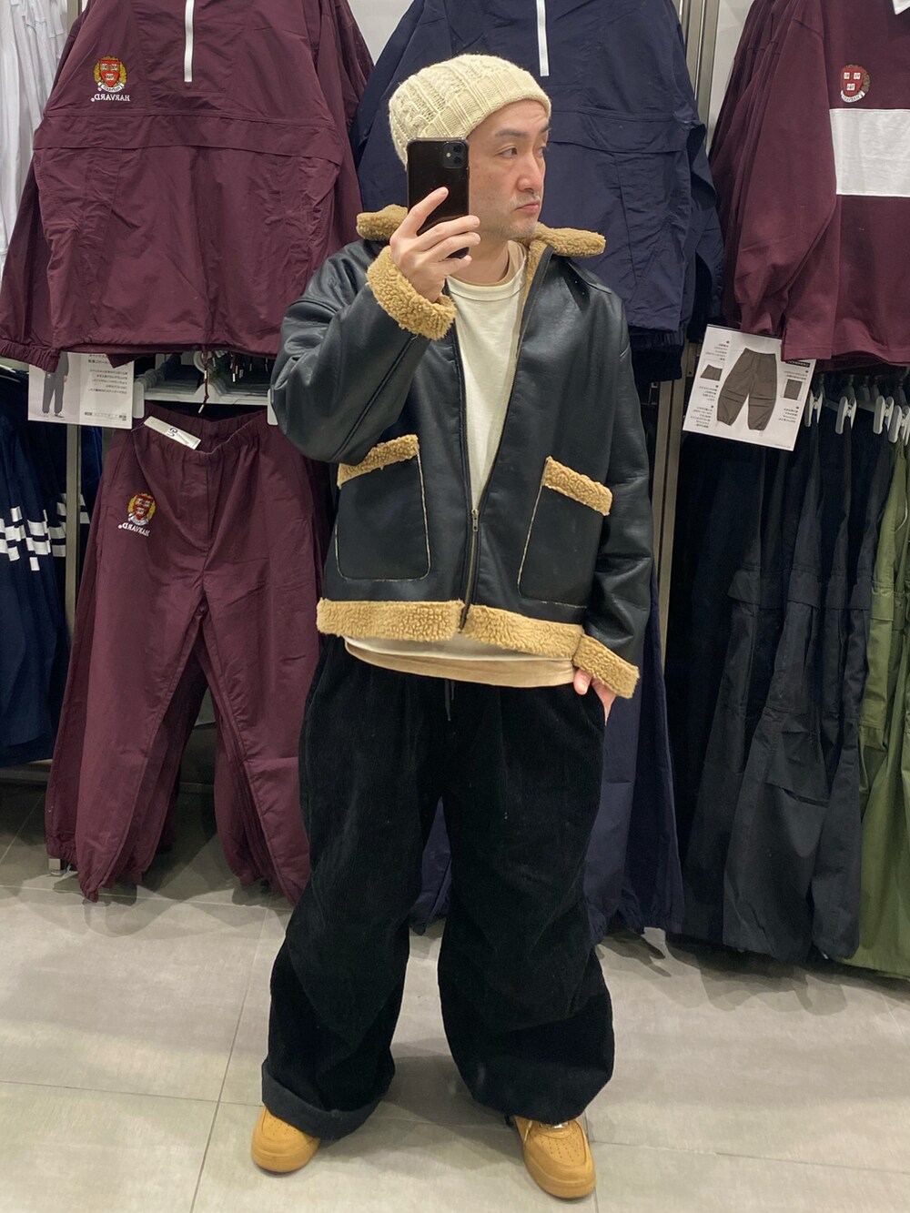 ブラック系のブルゾン、ブラック系のその他パンツ、ブラウン系のスニーカーを着用したメンズの冬コーディネートの4枚目の写真