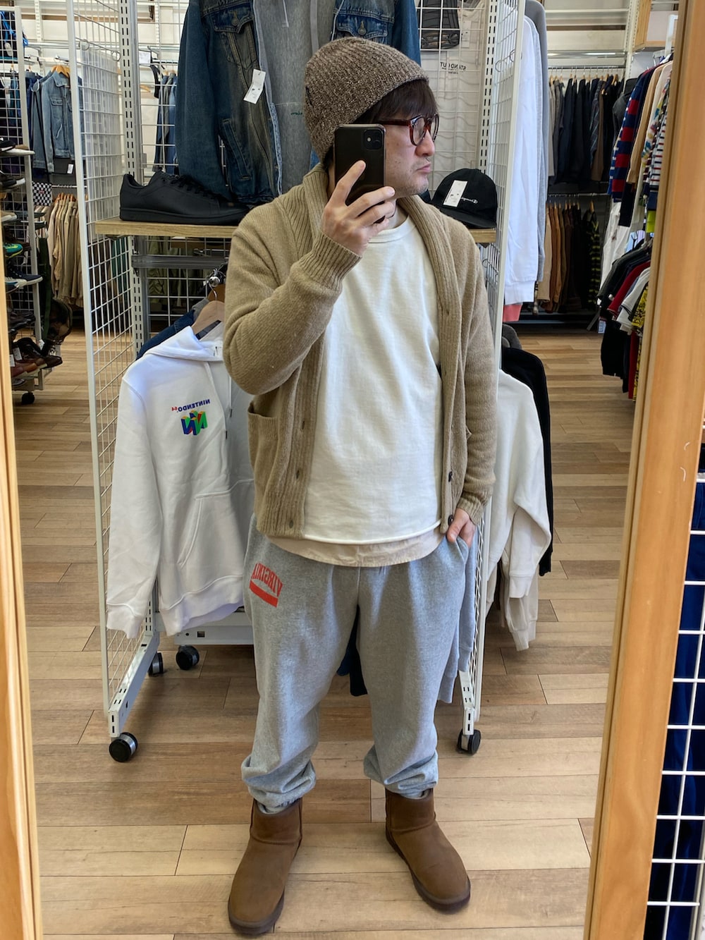 ベージュ系のジャケット/アウター、グレー系のスウェットパンツ、ブラウン系のブーツを着用したメンズの春コーディネートの4枚目の写真