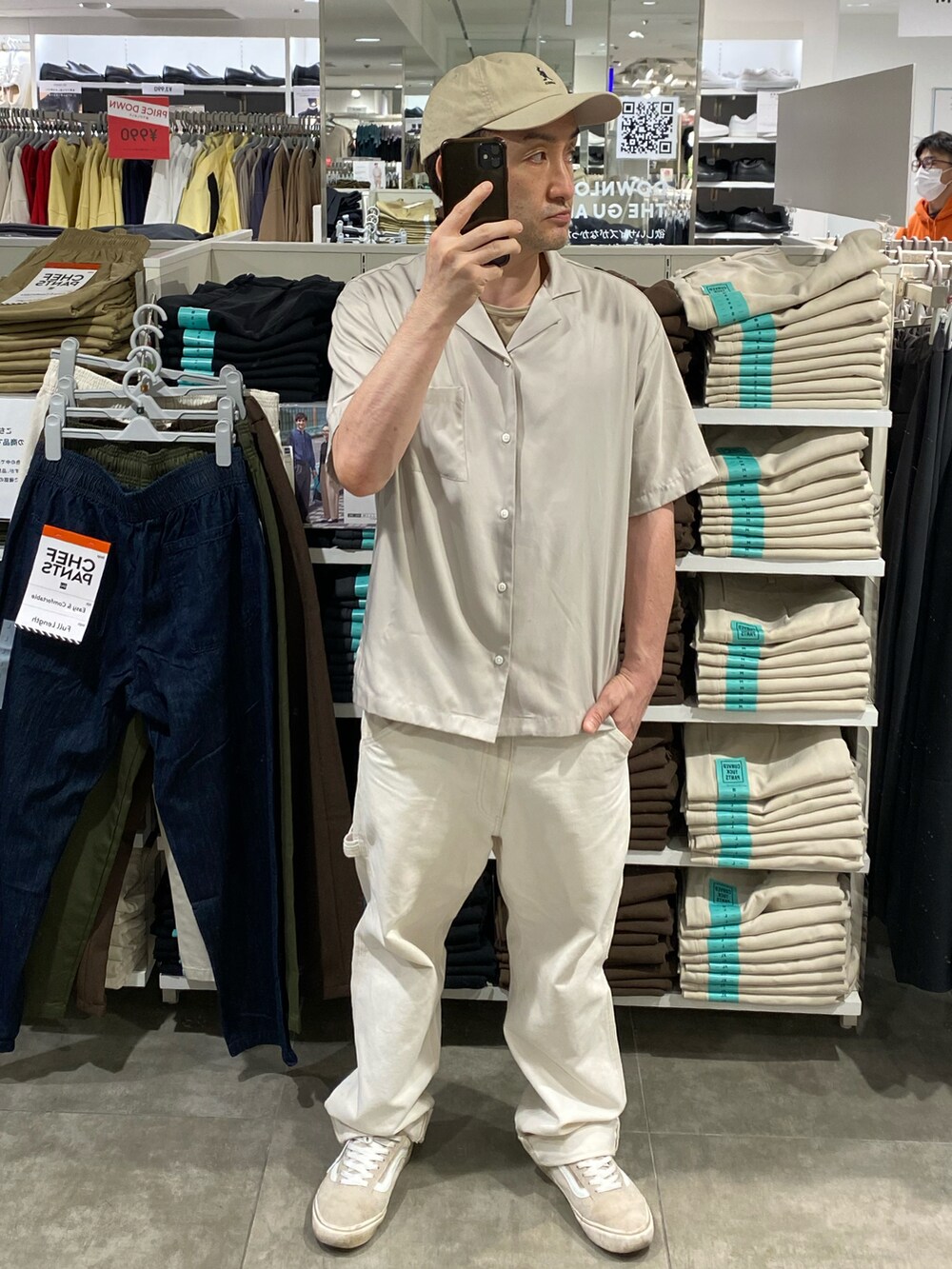 ベージュ系のスニーカー、グレー系のシャツ/ブラウス、ベージュ系のキャップを着用したメンズの夏コーディネートの3枚目の写真