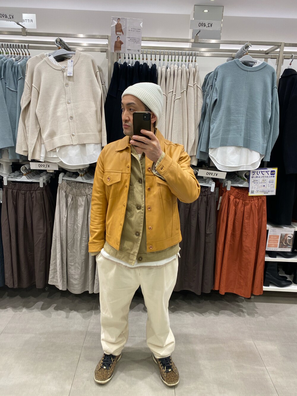 ブルー系のその他パンツ、その他のスニーカー、ベージュ系のジャケット/アウターを着用したメンズの冬コーディネートの2枚目の写真