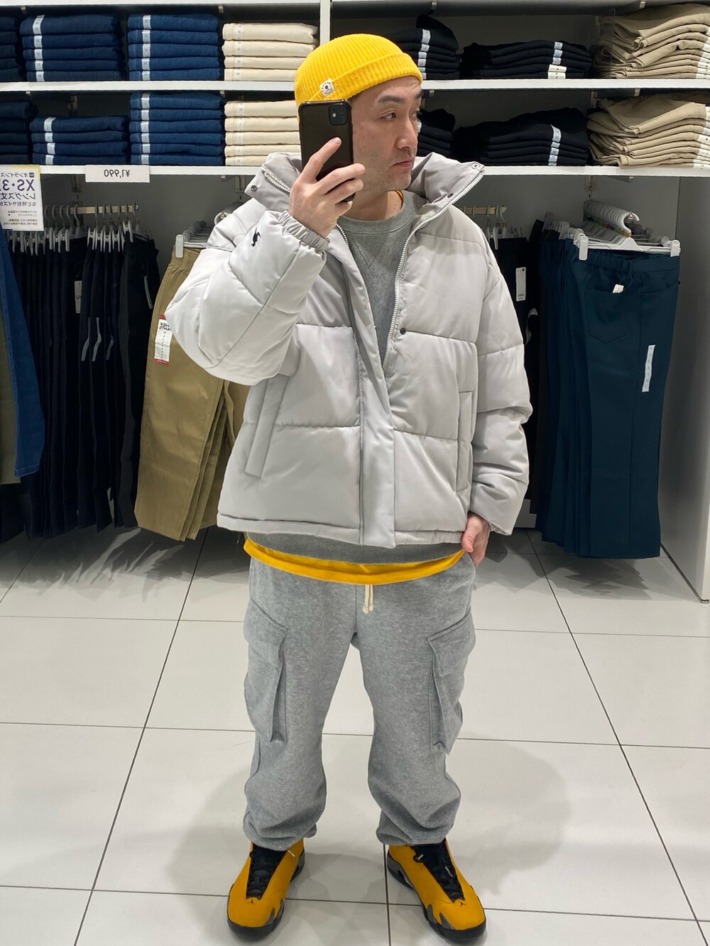 グレー系のスウェットパンツ、イエロー系のスニーカー、グレー系のTシャツ/カットソーを着用したメンズの冬コーディネートの2枚目の写真