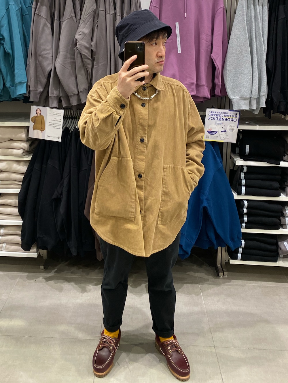 ブラウン系のモカシン/デッキシューズ、ベージュ系のシャツ/ブラウス、ブラック系のハットを着用したメンズの秋コーディネートの3枚目の写真