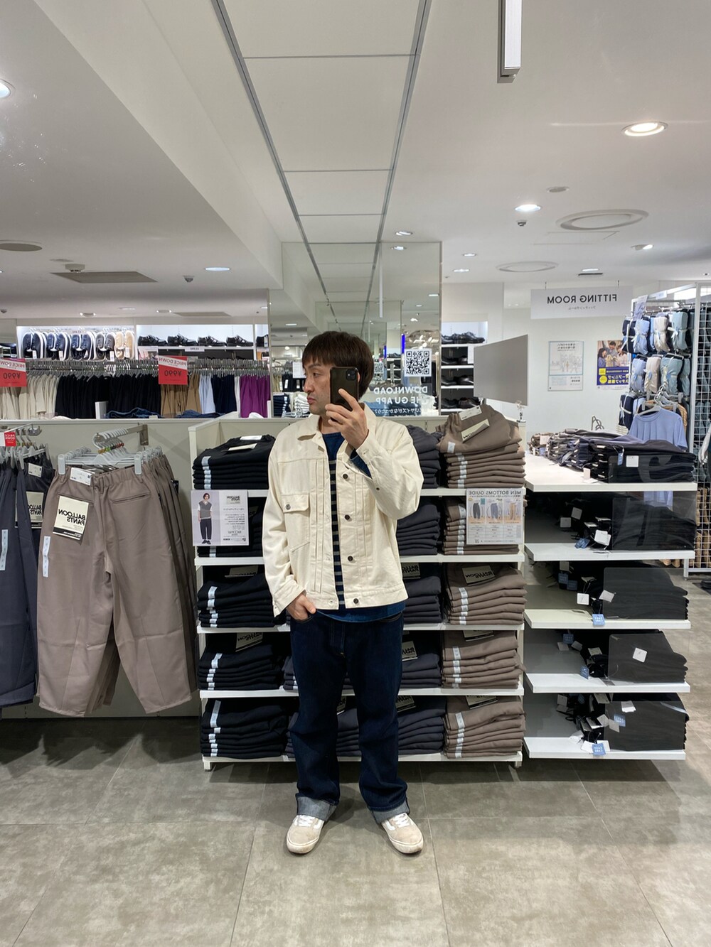 ホワイト系のデニムジャケット、ブルー系のデニムパンツ、ベージュ系のスニーカーを着用したメンズの夏コーディネートの4枚目の写真