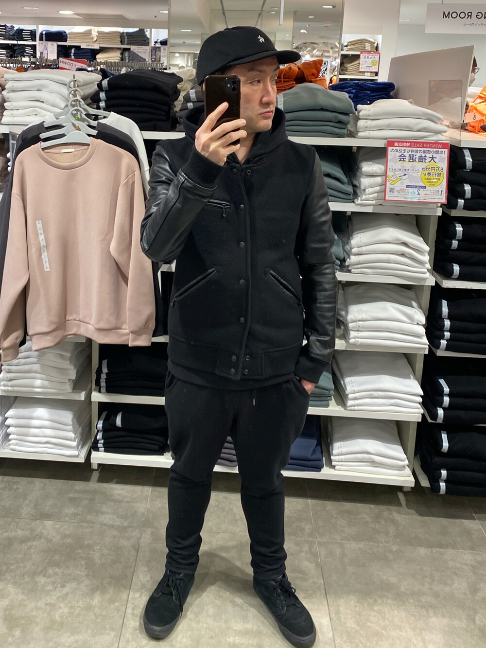 ブラック系のスタジャン、ブラック系のスウェットパンツ、ブラック系のスニーカーを着用したメンズの冬コーディネートの4枚目の写真