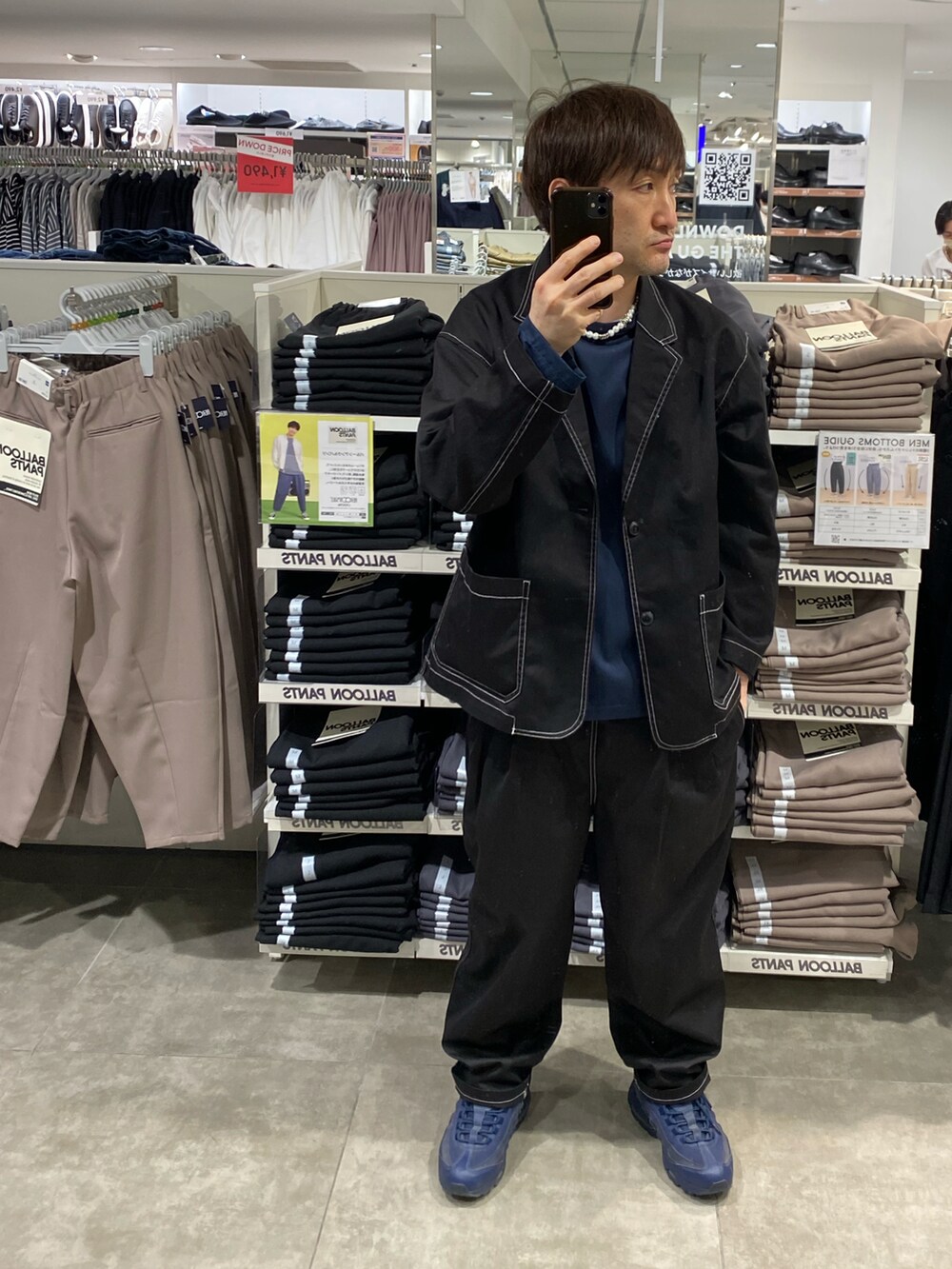 ブルー系のデニムジャケット、ブラック系のパンツ、ブルー系のスニーカーを着用したメンズの春コーディネートの5枚目の写真