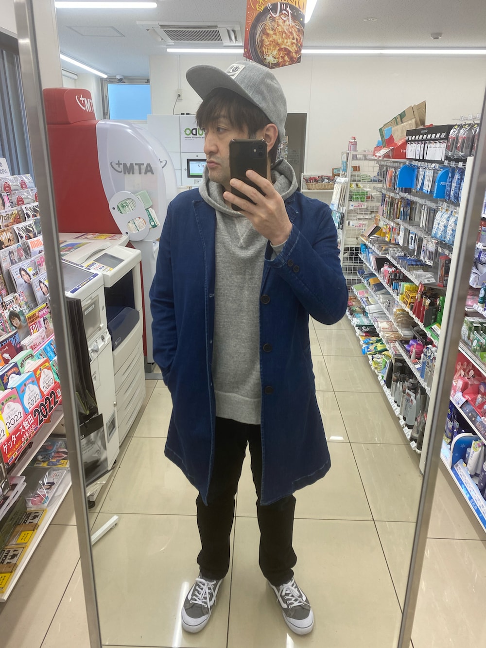 「スニーカー、チェスターコート、キャップ、パーカー、デニムコート、デニムオンデニム、おしゃれさんと繋がりたい、おやじコーデ、笑顔拡散、ひとりコート祭、WEARは皆の拠り所、笑顔の輪を繋ごう、繋ごう素敵な心の声を」｜「ELEMENTのアイテム（キャップ、グレー系）」を使った、hiroさん（メンズ・165cm）の秋コーディネートの2枚目の写真