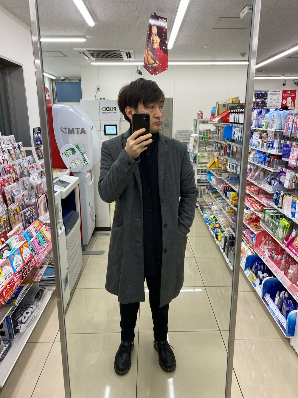 ブラック系のシャツ/ブラウス、ベージュ系のトップス、ブラック系のスウェットパンツを着用したメンズの冬コーディネートの3枚目の写真