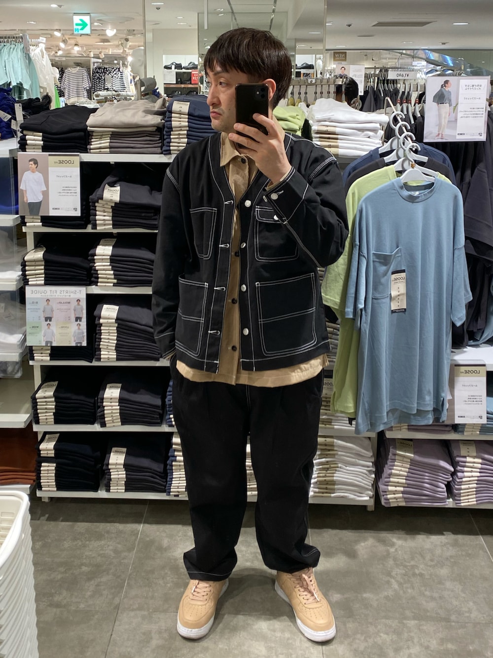 ベージュ系のシャツ/ブラウス、ブラック系のパンツ、ベージュ系のスニーカーを着用したメンズの春コーディネートの2枚目の写真