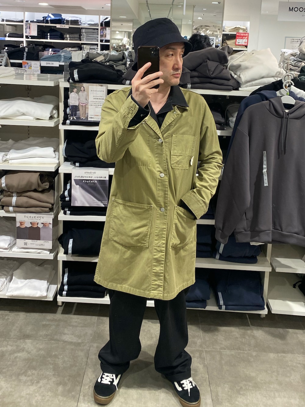 ブラック系のセットアップ、グリーン系のその他アウター、ブラック系のスニーカーを着用したメンズの春コーディネートの5枚目の写真