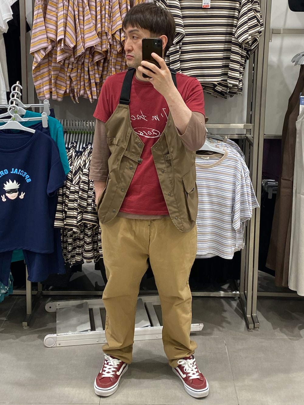 ブラウン系のチノパンツ、レッド系のスニーカー、ブラウン系のベストを着用したメンズの夏コーディネートの5枚目の写真