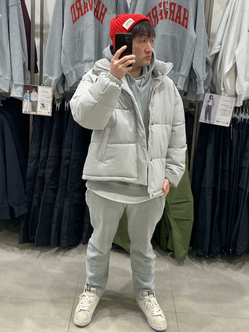 ホワイト系のスニーカー、グレー系のスウェットパンツ、グレー系のパーカーを着用したメンズの冬コーディネートの2枚目の写真