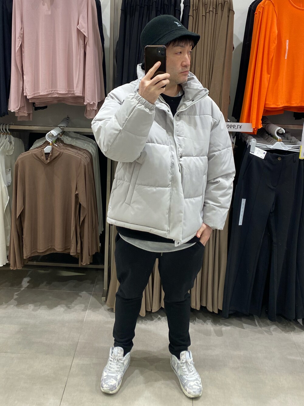 グレー系のダウンジャケット/コート、ブラック系のスウェット、ブラック系のスウェットパンツを着用したメンズの冬コーディネートの2枚目の写真