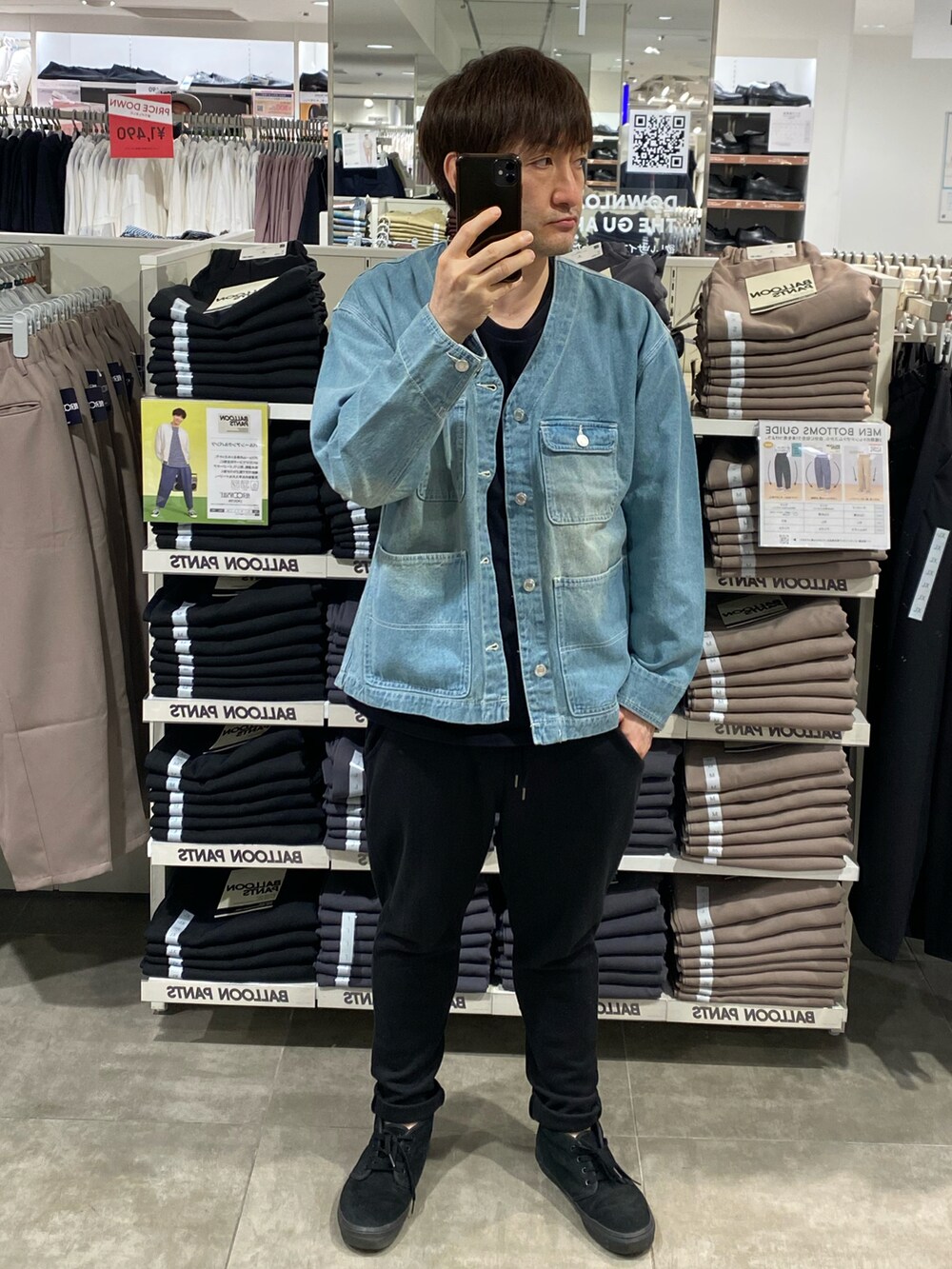 ブルー系のその他アウター、ブラック系のその他パンツ、ブラック系のスニーカーを着用したメンズの春コーディネートの4枚目の写真