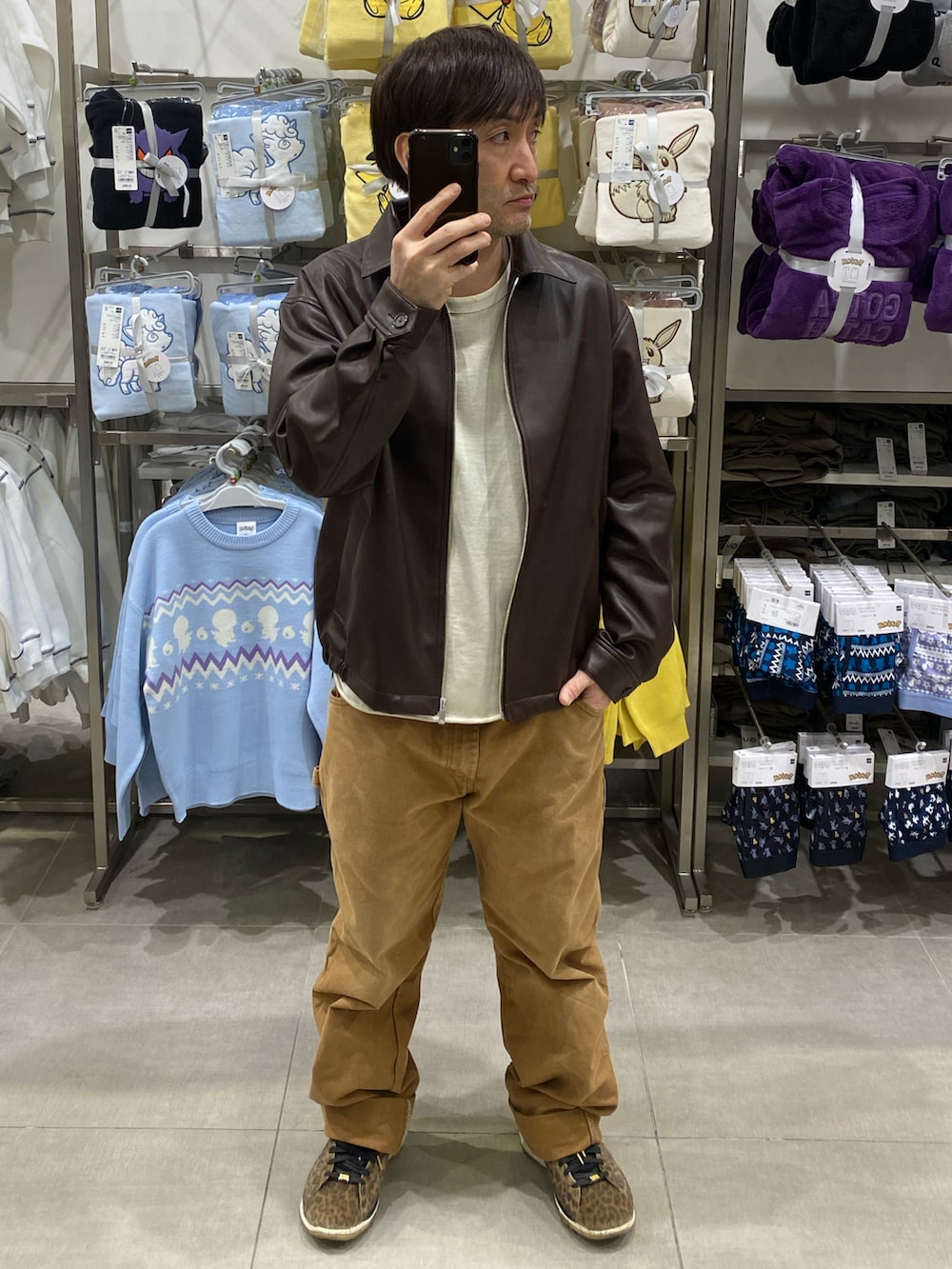 ホワイト系のスウェット、ブラウン系のジャケット/アウター、ブラウン系のその他パンツを着用したメンズの秋コーディネートの3枚目の写真