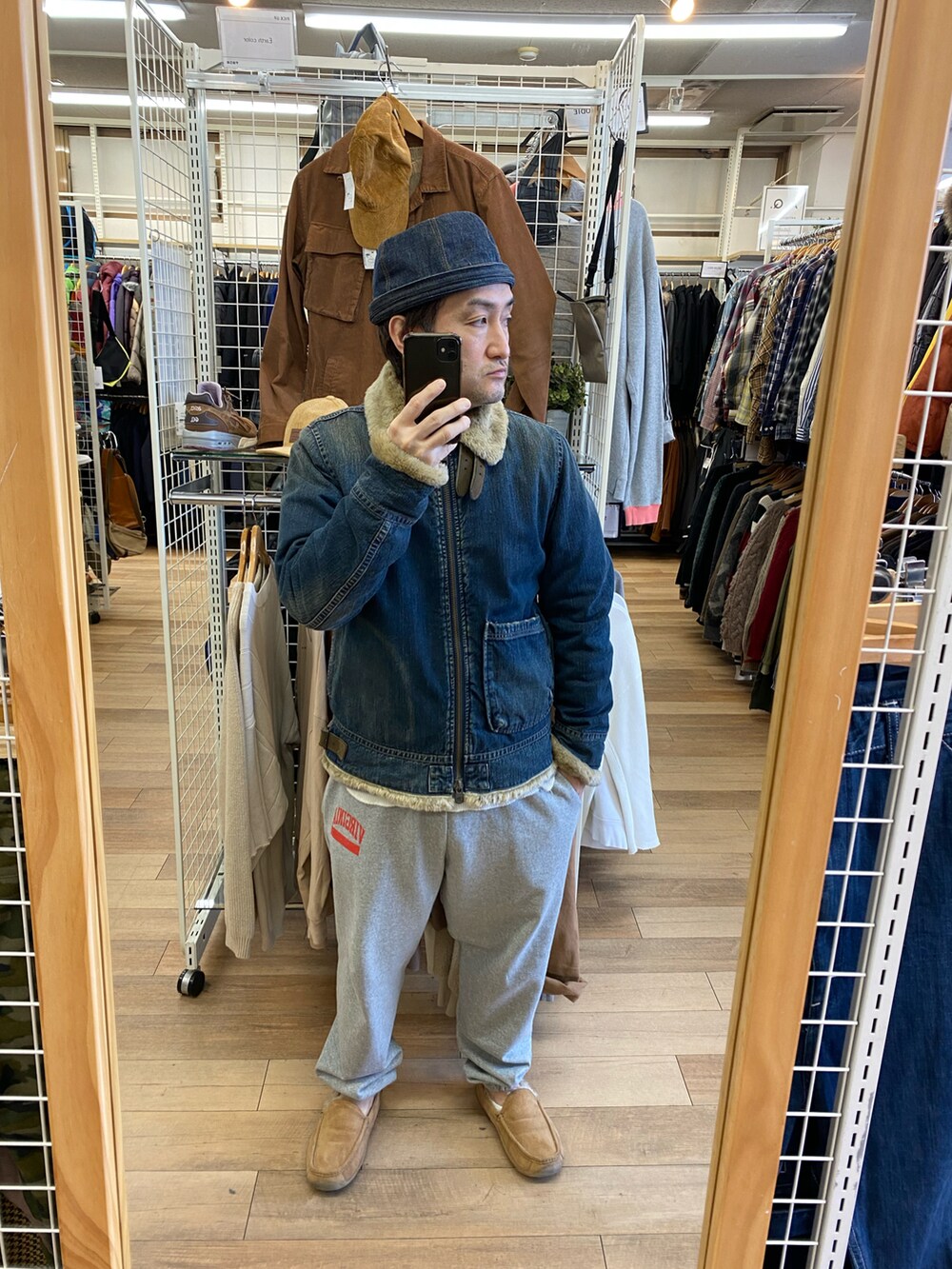 グレー系のスウェット、グレー系のスウェットパンツ、ブラック系のモカシン/デッキシューズを着用したメンズの冬コーディネートの4枚目の写真