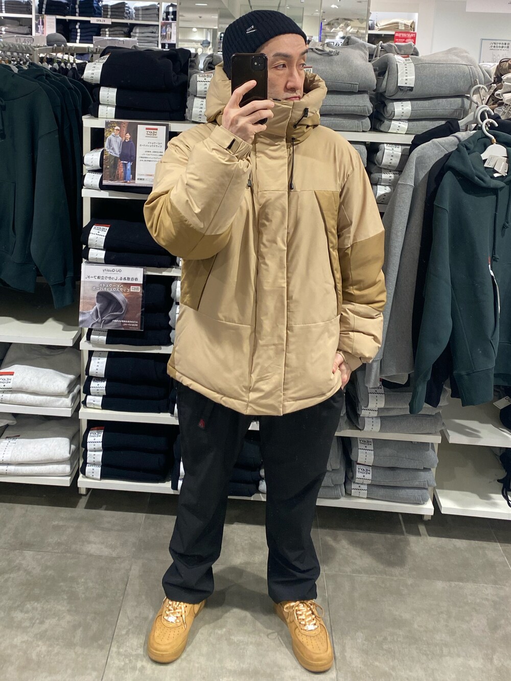 ベージュ系のダウンジャケット/コート、ブラック系のその他パンツ、ブラウン系のスニーカーを着用したメンズの冬コーディネートの3枚目の写真