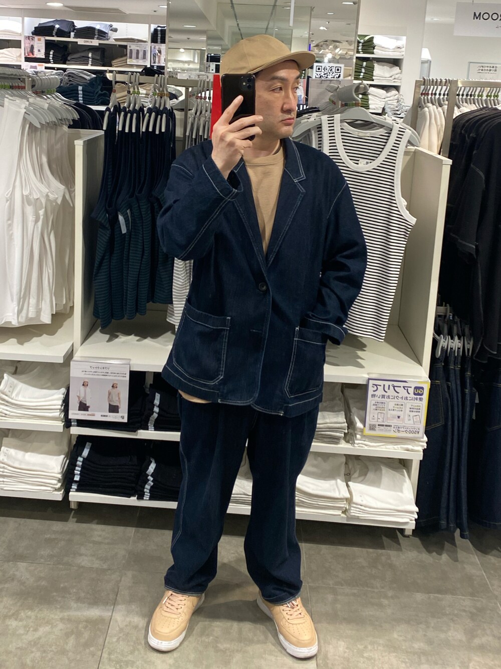 ブルー系のデニムジャケット、ベージュ系のTシャツ/カットソー、ブルー系のデニムパンツを着用したメンズの夏コーディネートの4枚目の写真