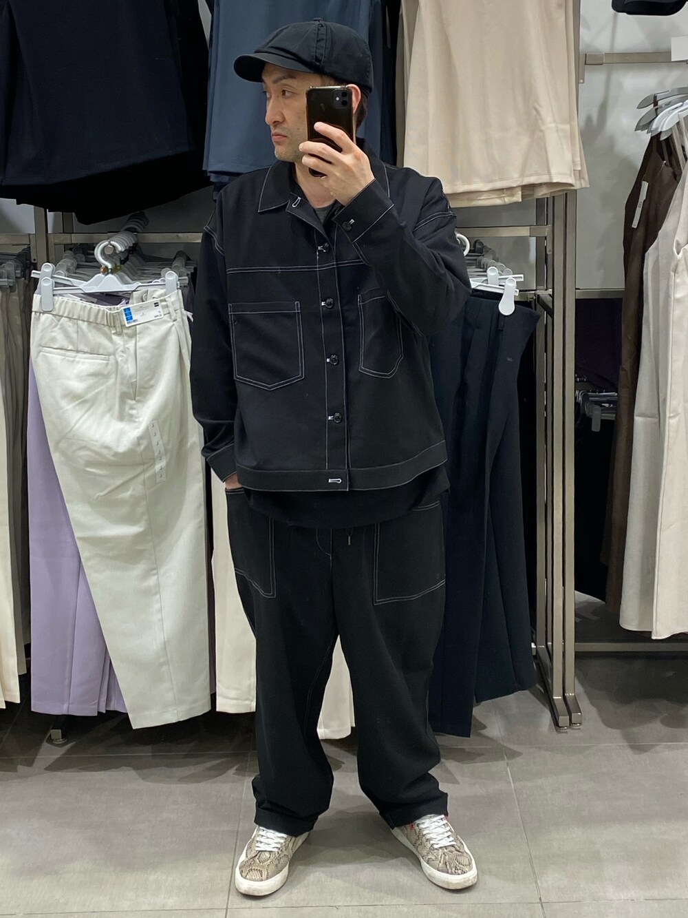 ブラック系のTシャツ/カットソー、ブラック系のセットアップ、その他のスニーカーを着用したメンズの夏コーディネートの3枚目の写真