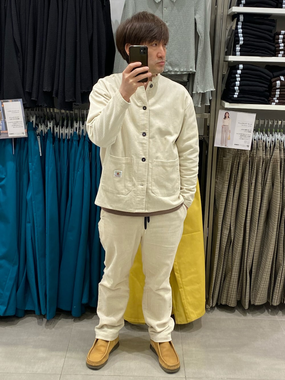 ホワイト系のブルゾン、ホワイト系のその他パンツ、ベージュ系のブーツを着用したメンズの春コーディネートの4枚目の写真