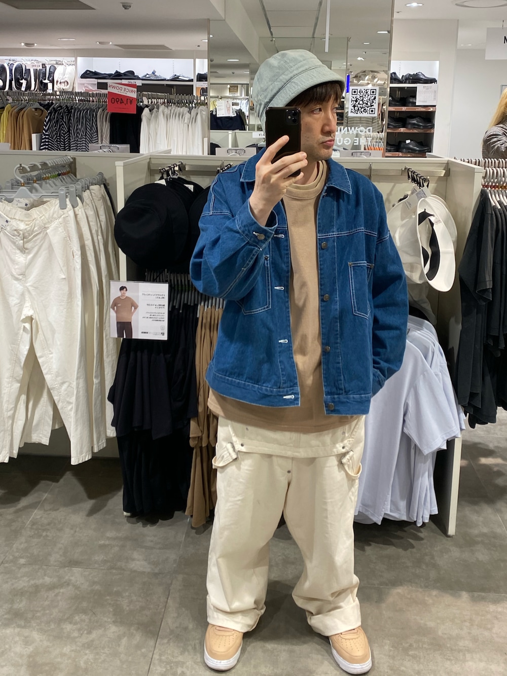 ブルー系のデニムジャケット、ベージュ系のTシャツ/カットソー、ホワイト系のサロペット/オーバーオールを着用したメンズの春コーディネートの2枚目の写真