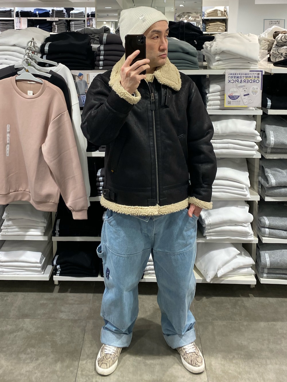 ブラック系のその他アウター、ブルー系のその他パンツ、その他のスニーカーを着用したメンズの冬コーディネートの4枚目の写真