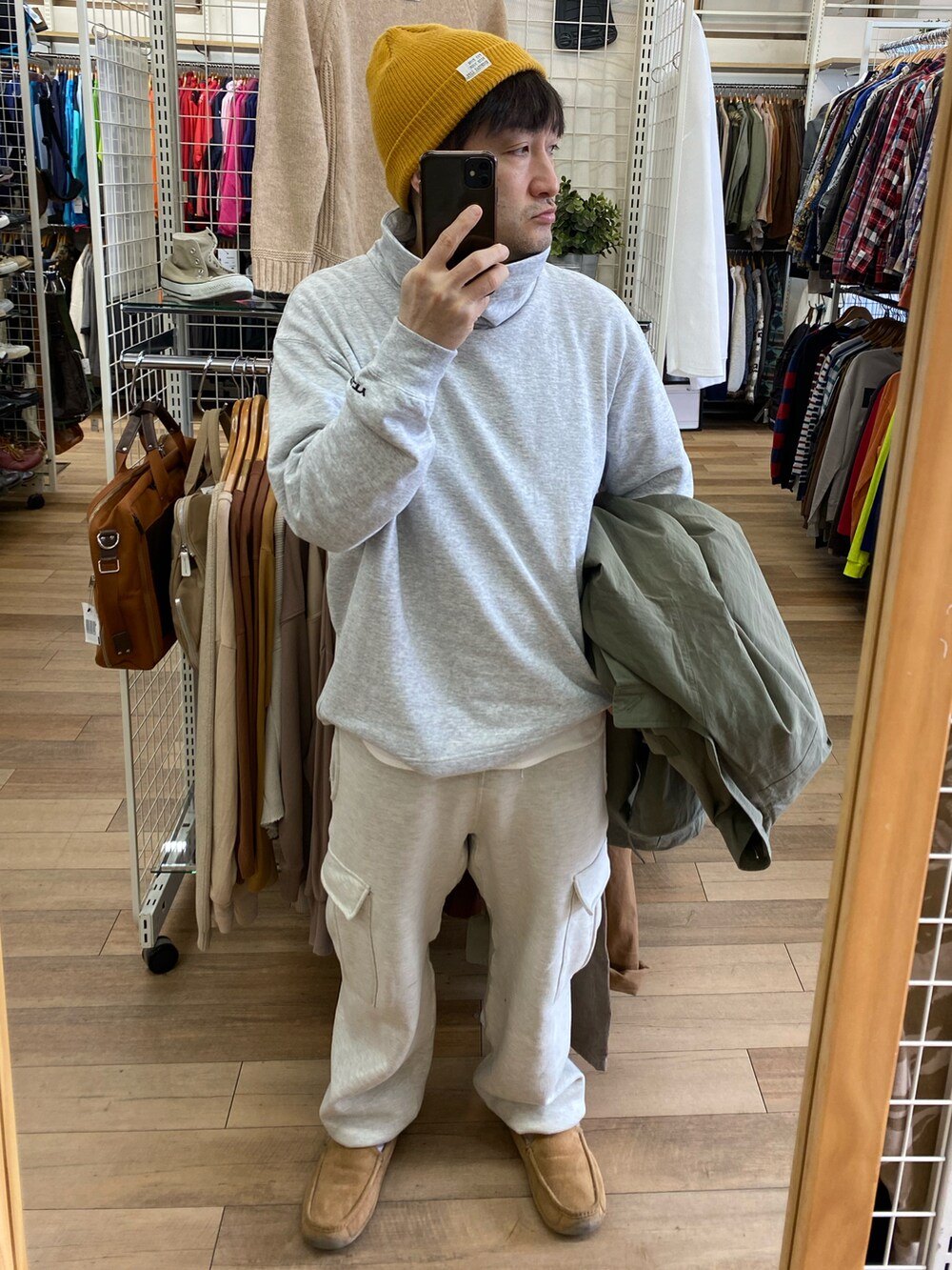 ベージュ系のモカシン/デッキシューズ、グリーン系のモッズコート、グレー系のスウェットを着用したメンズの冬コーディネートの5枚目の写真