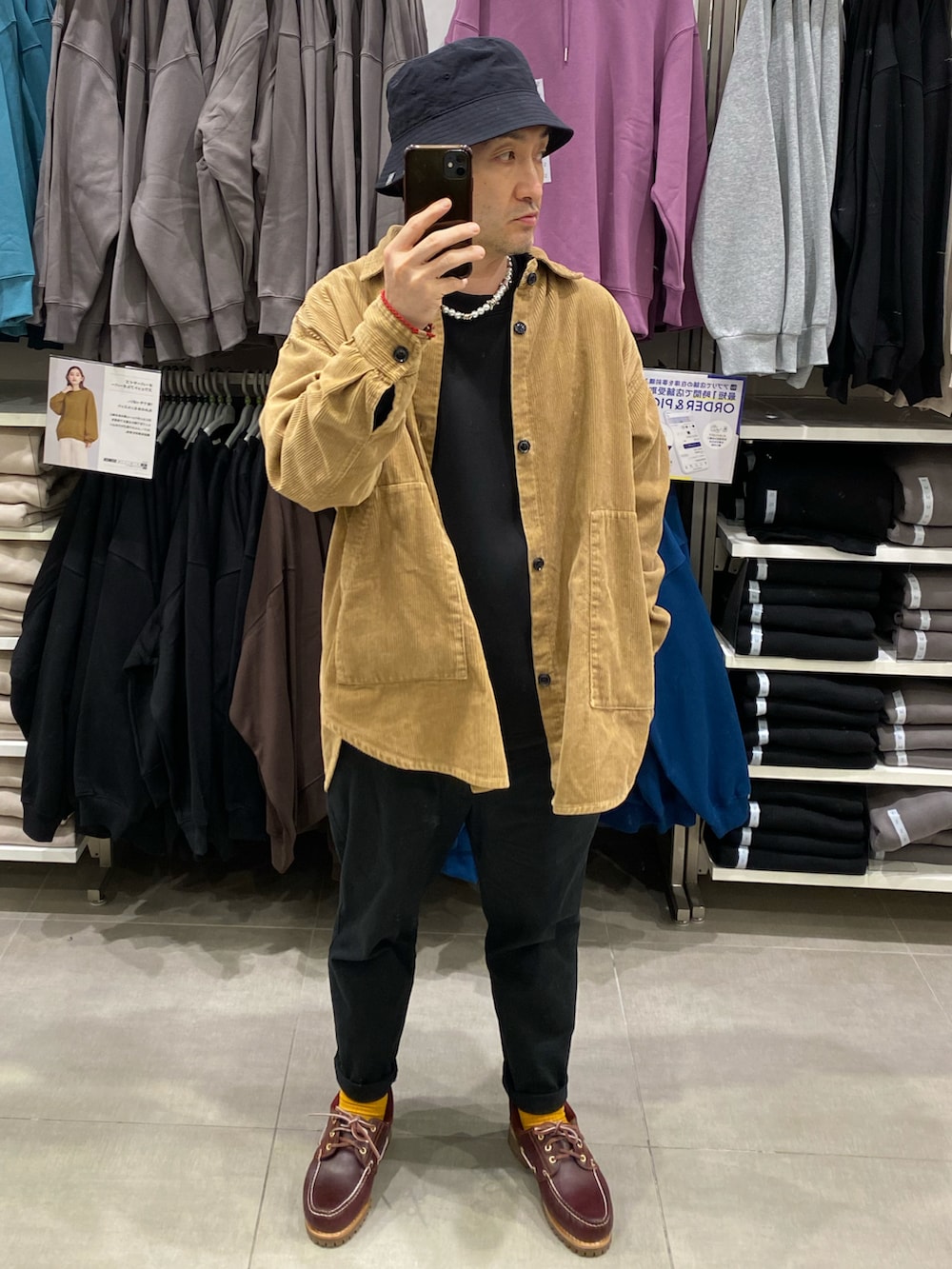 ブラウン系のモカシン/デッキシューズ、ベージュ系のシャツ/ブラウス、ブラック系のハットを着用したメンズの秋コーディネートの2枚目の写真