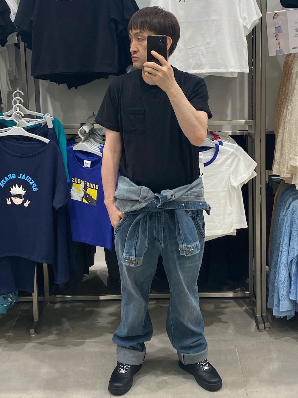 ブルー系のつなぎ/オールインワン、ブラック系のスニーカー、ブラック系のハットを着用したメンズの夏コーディネートの3枚目の写真