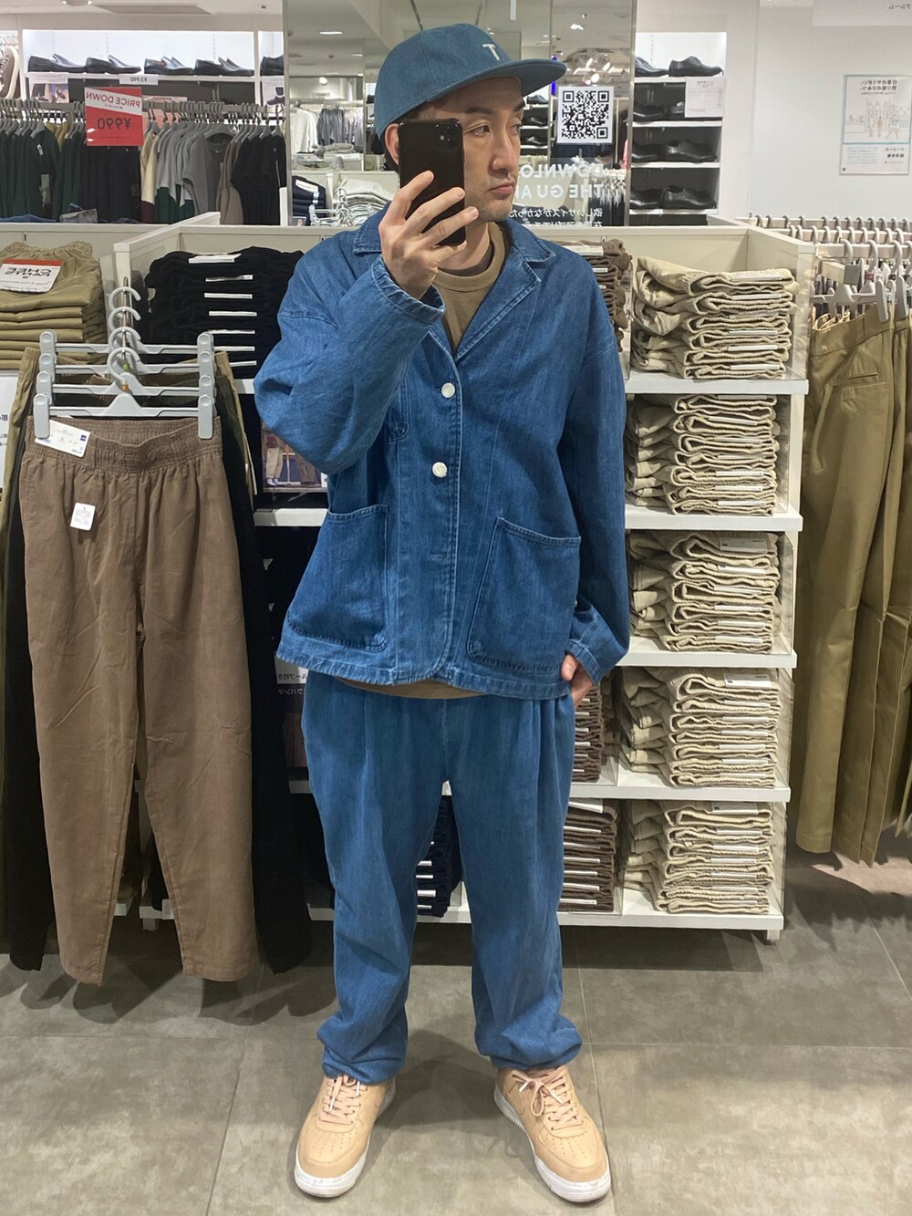 ブルー系のテーラードジャケット、ブラウン系のTシャツ/カットソー、ブルー系のその他パンツを着用したメンズの秋コーディネートの2枚目の写真