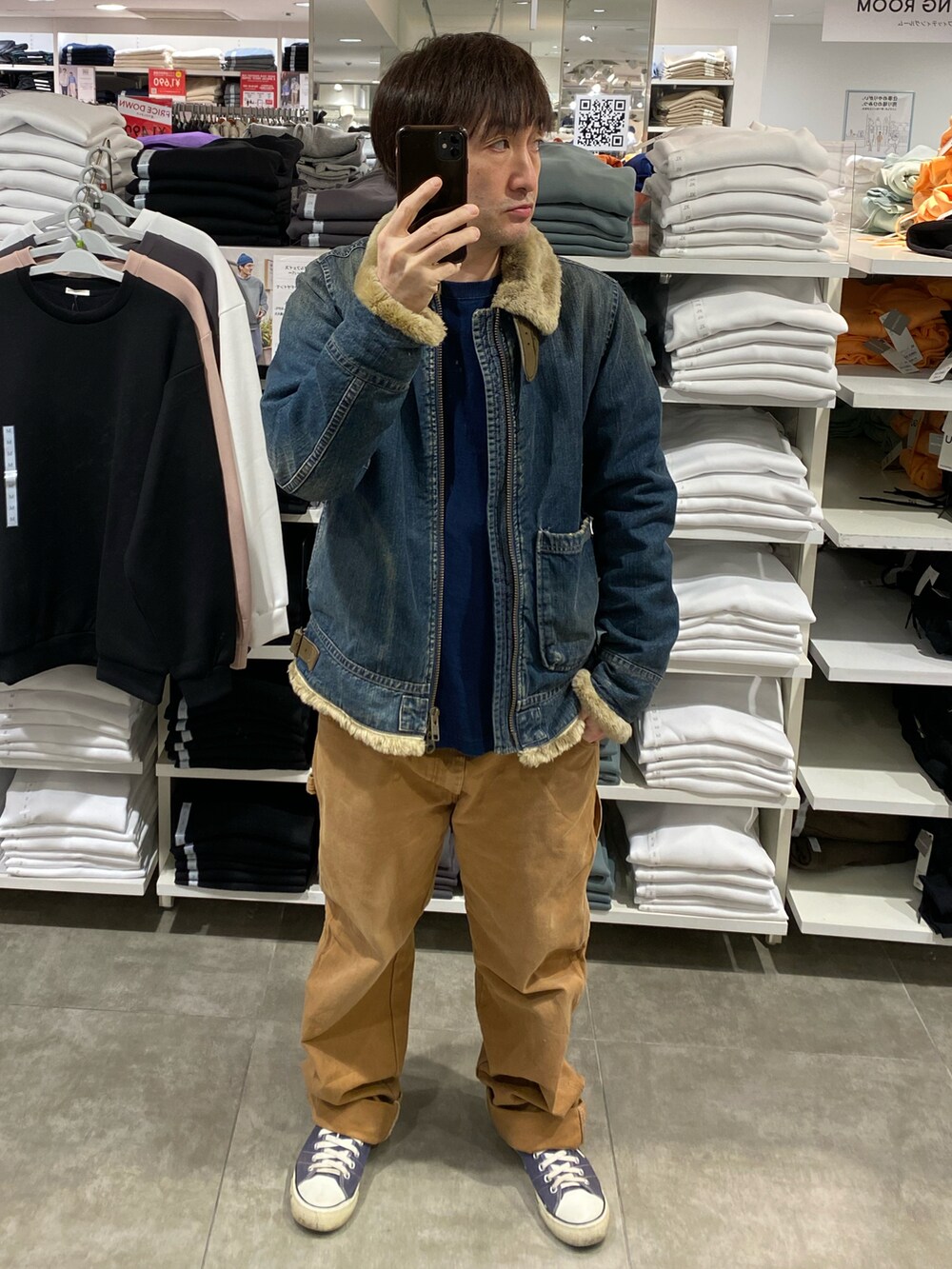 ブルー系のジャケット/アウター、ブラウン系のその他パンツ、ブルー系のスニーカーを着用したメンズの冬コーディネートの3枚目の写真